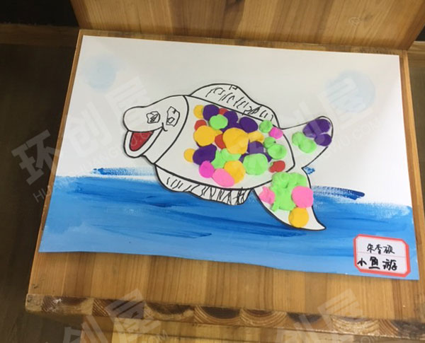 幼儿园小鱼游毛球粘贴作品展示图片