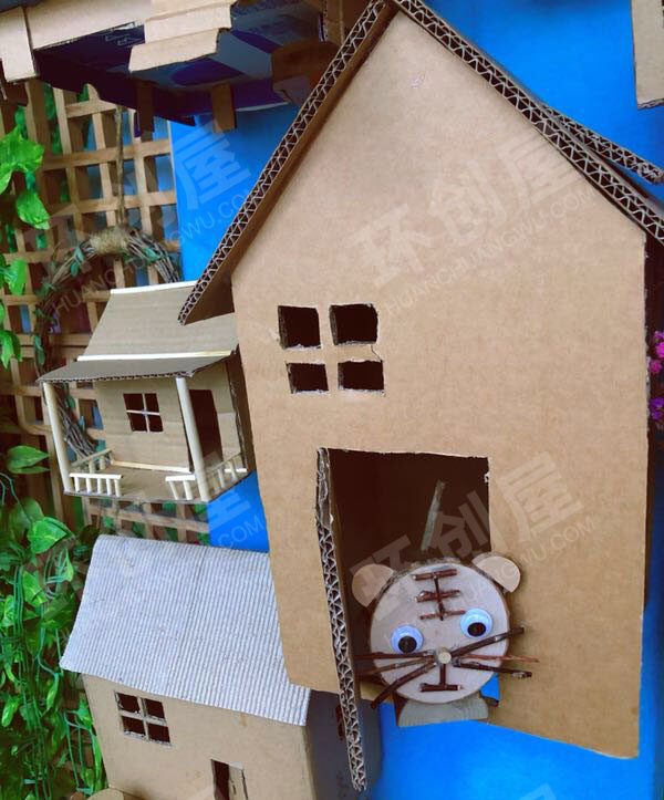 幼儿园户外废物利用纸盒木片墙面蜗牛环创图片