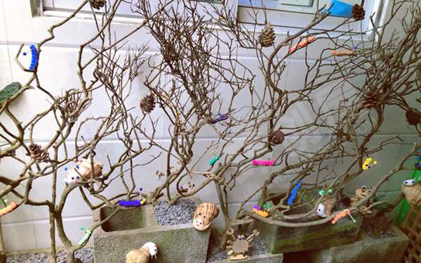 幼儿园户外废物利用纸盒木片墙面蜗牛环创图片