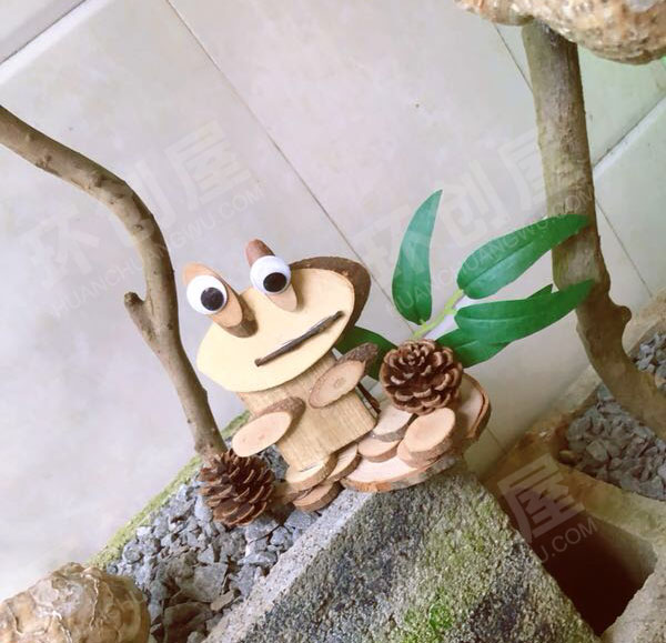 幼儿园户外废物利用纸盒木片墙面蜗牛环创图片