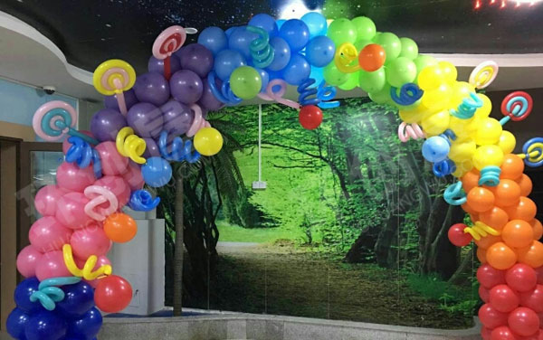 幼儿园户外环创场地布置气球图片