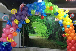 幼儿园户外环创场地布置气球图片