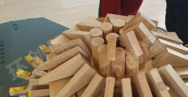 幼儿园建构区大木片积木栈桥环创图片