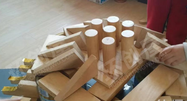 幼儿园建构区大木片积木栈桥环创图片