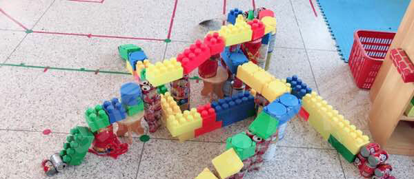 幼儿园建构区雪花片拼接桥环创图片