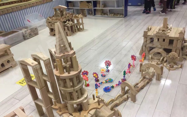 幼儿园建构区大型积木搭建城堡环创图片