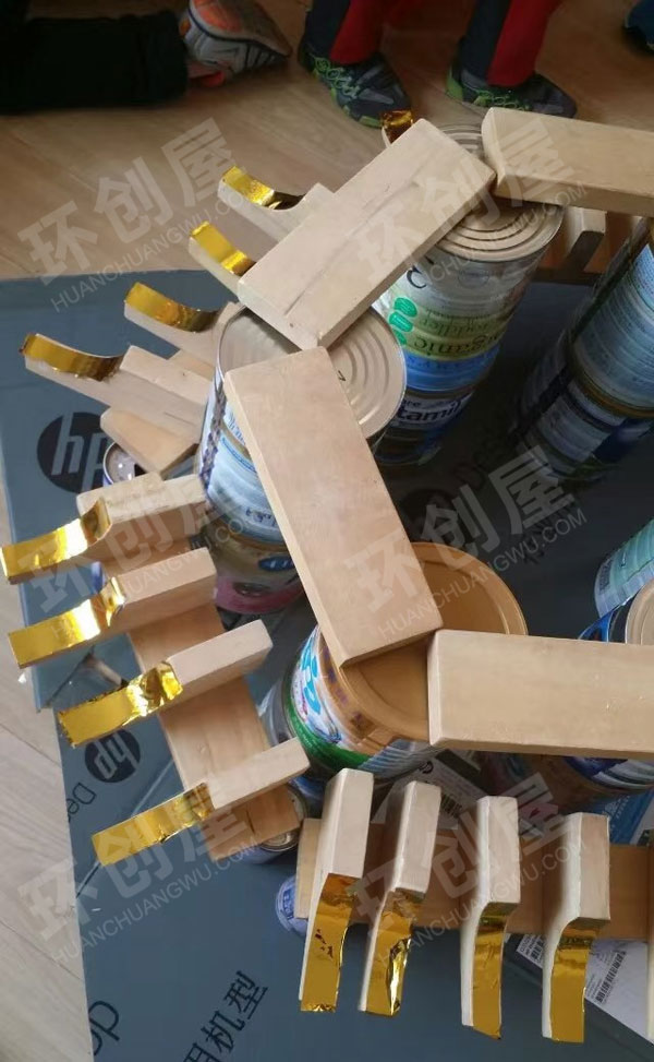 幼儿园建构区大木片积木栈桥环创图片