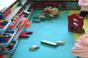 幼儿园建构区塑料砖头搭建环创图片