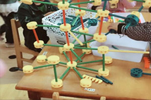 幼儿园工匠搭建环创图片3张