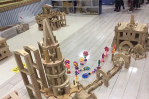 幼儿园建构区大型积木搭建城堡环创图片8张