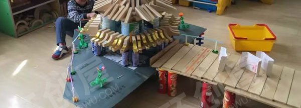 幼儿园建构区大木片积木栈桥环创图片