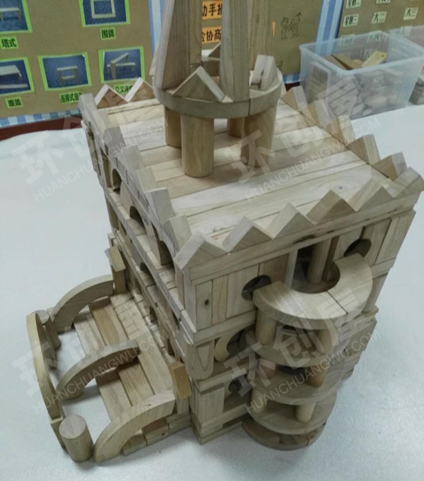 幼儿园建构区大型积木搭建城堡环创图片