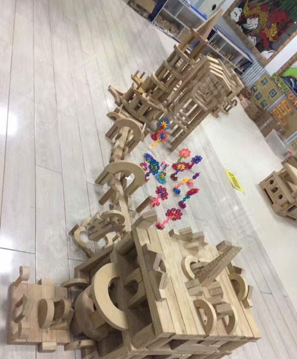 幼儿园建构区大型积木搭建城堡环创图片