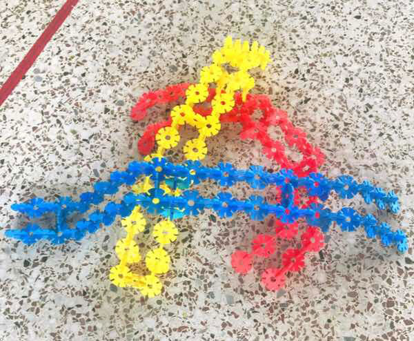 幼儿园建构区雪花片拼接桥环创图片