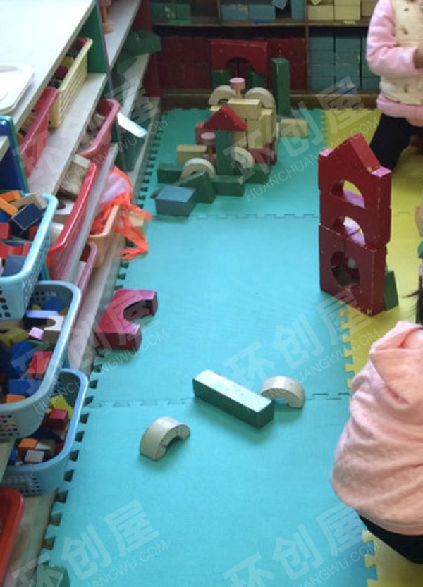 幼儿园建构区塑料砖头搭建环创图片