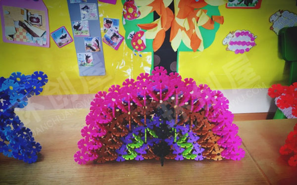 幼儿园雪花片搭建孔雀环创图片