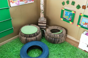 幼儿园废物利用轮胎布置阅读区图片3张