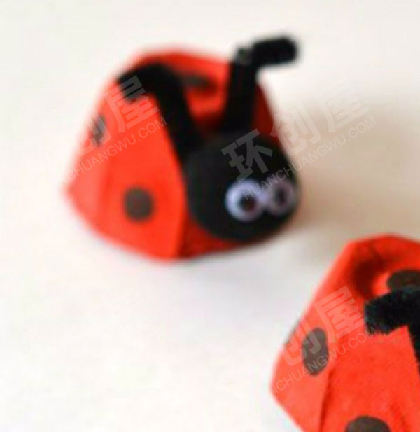 幼儿园美工区鸡蛋托变有趣的昆虫图片