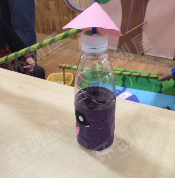 幼儿园科学区自制紫色的葡萄水图片