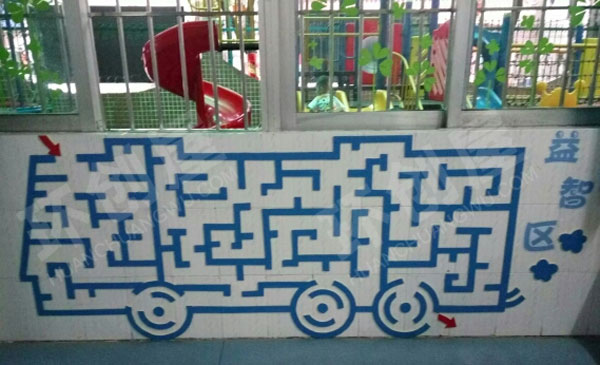 幼儿园益智区蓝色墙面迷宫图片
