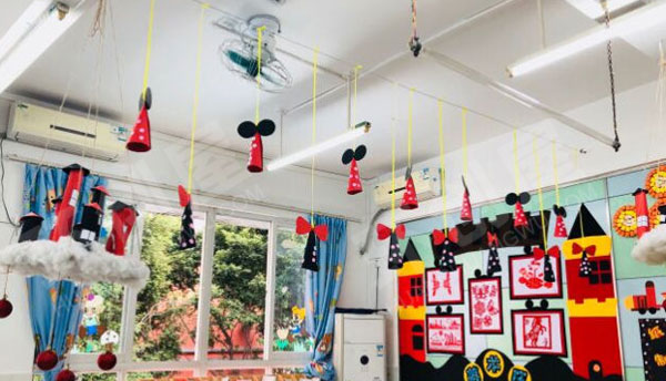 幼儿园走进纸世界米奇风格环创吊饰图片