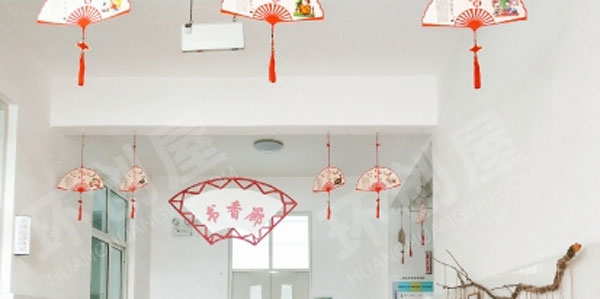 幼儿园走廊国学风扇子吊饰环创图片