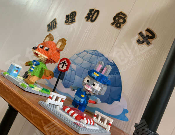 幼儿园走廊楼梯上的小创意绘本故事环创图片