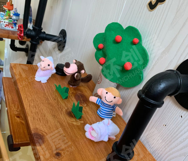 幼儿园走廊楼梯上的小创意绘本故事环创图片