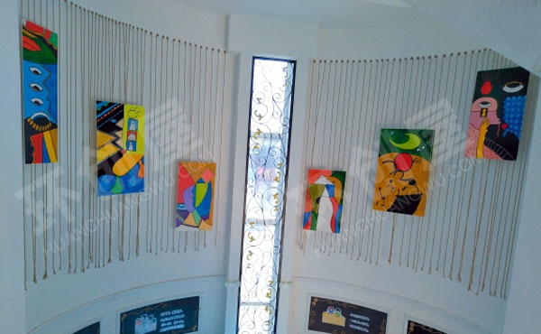 幼儿园走廊转角墙面放抽象画环创图片