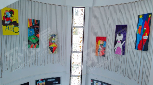 幼儿园走廊转角墙面放抽象画环创图片