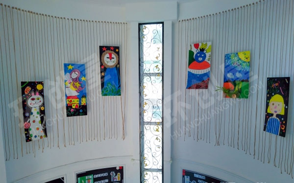 幼儿园走廊转角墙面放抽象画环创图片