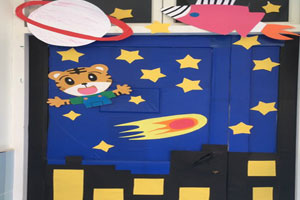 幼儿园巧虎教室门装饰环创图片