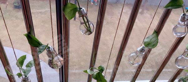 幼儿园窗户围栏装饰灯泡森系环境创设图片