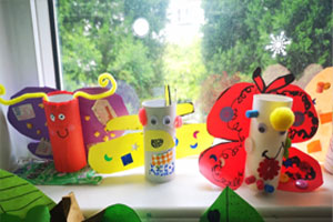 幼儿园春天来了美工区自制窗台摆件环创图片3张