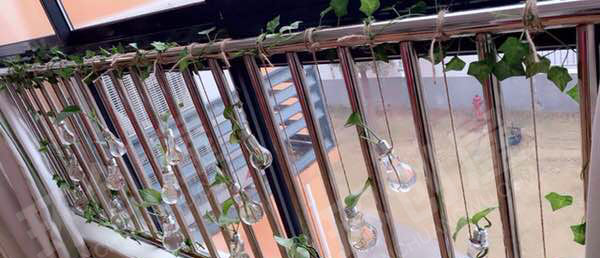 幼儿园窗户围栏装饰灯泡森系环境创设图片