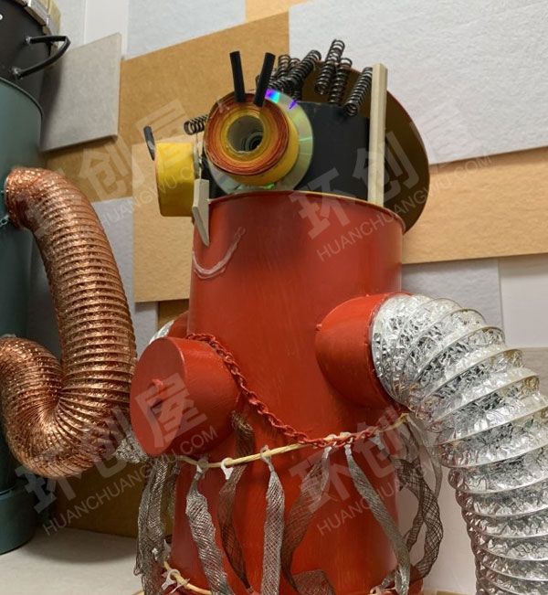 幼儿园瓶瓶罐罐废物利用机器人作品展示环创图片