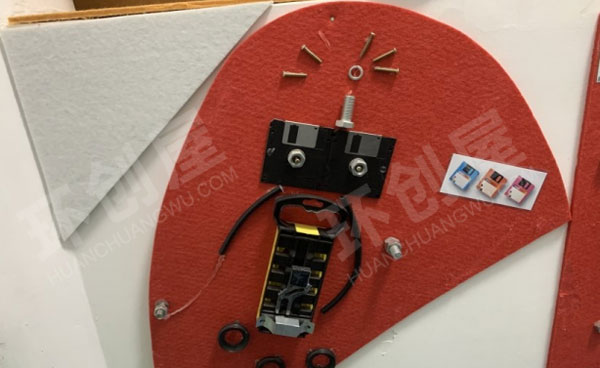 幼儿园瓶瓶罐罐废物利用机器人作品展示环创图片