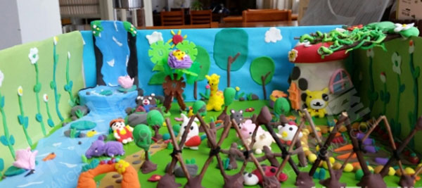 幼儿园主题黏土手工故事盒子作品展示环创图片