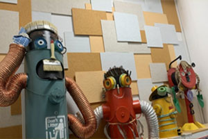 幼儿园瓶瓶罐罐废物利用机器人作品展示环创图片7张