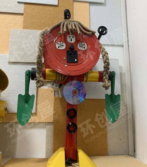 幼儿园瓶瓶罐罐废物利用机器人作品展示环创图片