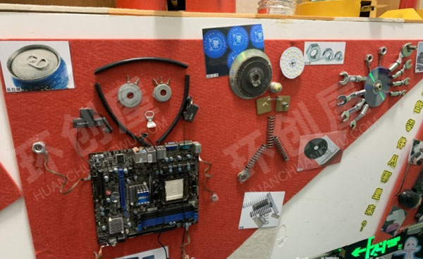 幼儿园瓶瓶罐罐废物利用机器人作品展示环创图片