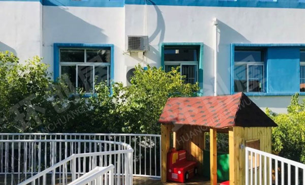 幼儿园户外童话里的树屋环创图片