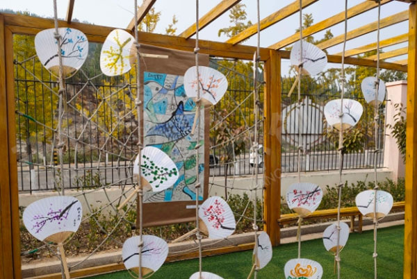 幼儿园扇子中国风绘画户外展示环创图片