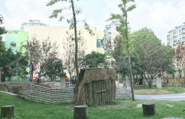 幼儿园户外绿色栅栏装饰环创图片