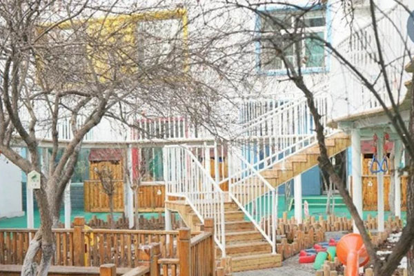 幼儿园户外童话里的树屋环创图片