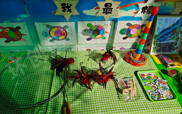 幼儿园回忆童年经典旧物户外展示环创图片