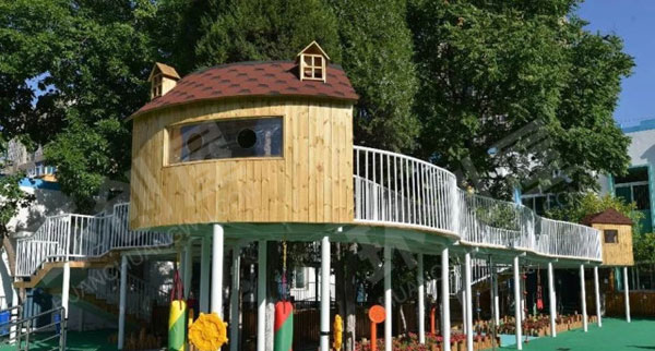 幼儿园户外童话里的树屋环创图片