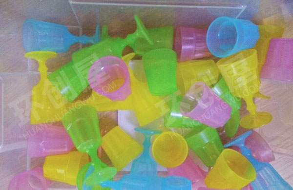 幼儿园建构区色彩柔和透明杯子搭建图片