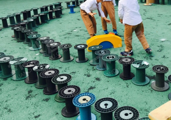 幼儿园建构区户外废物利用筒芯环创图片