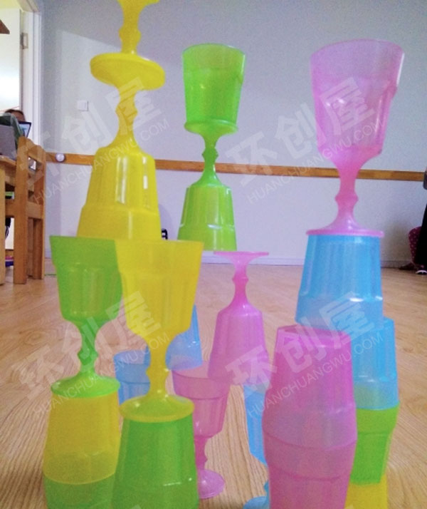 幼儿园建构区色彩柔和透明杯子搭建图片